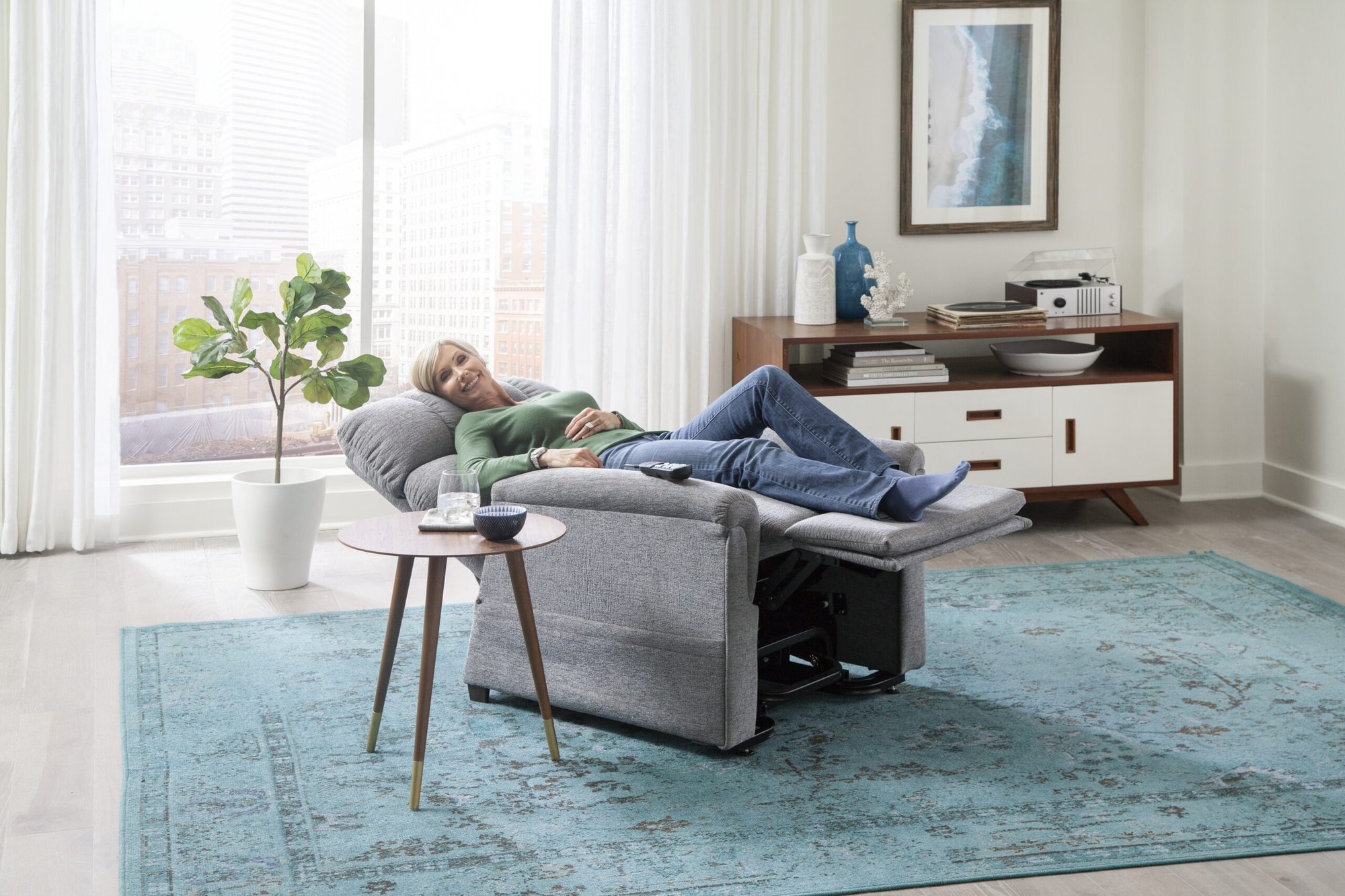 Comforter maxi reclined lady Comforter maxi reclined lady